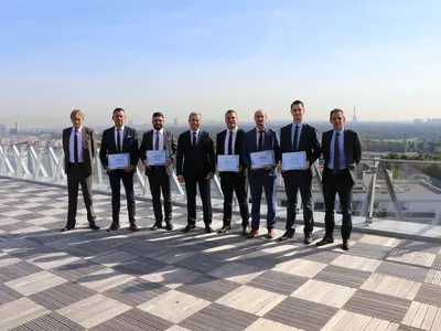 Les commerciaux Elis recevant leur certificat